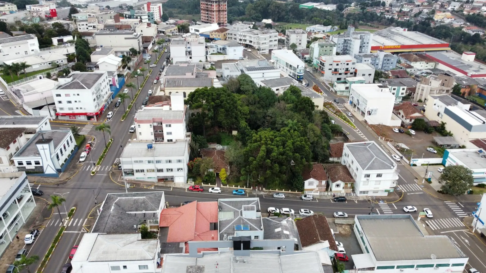 Uma joia verde em meio a cidade | 1.350 m² em localização privilegiada — foto 1
